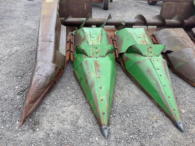 Image of John Deere 444 equipment image 2