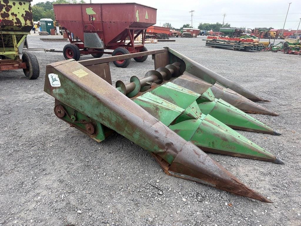 John Deere 444 Equipment Image0