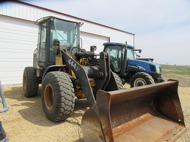 Image of John Deere 444 equipment image 2