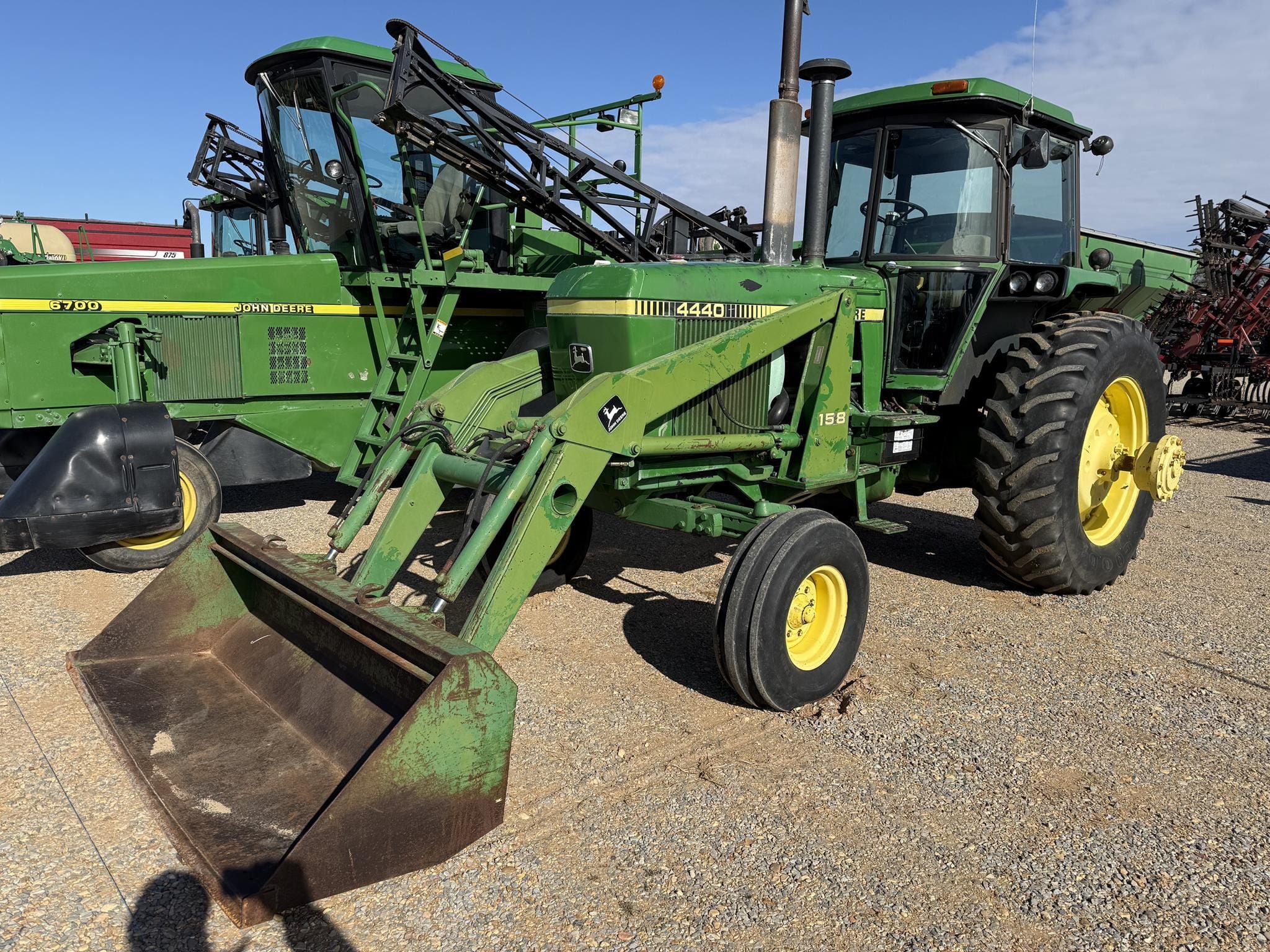 John Deere 4440 Equipment Image0