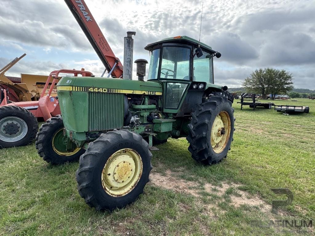 John Deere 4440 Equipment Image0
