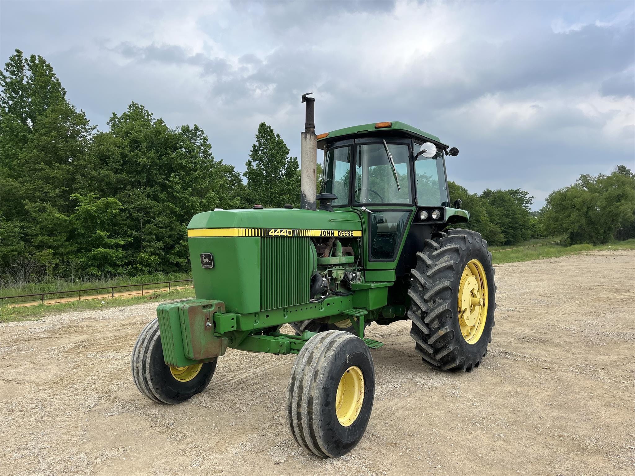 John Deere 4440 Equipment Image0