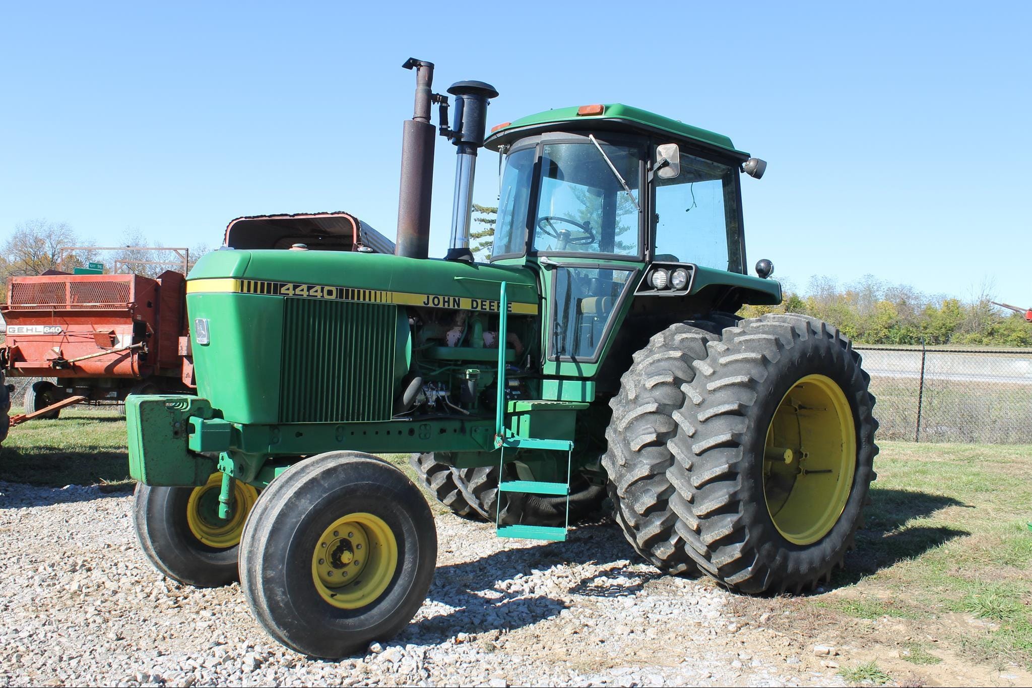 John Deere 4440 Equipment Image0