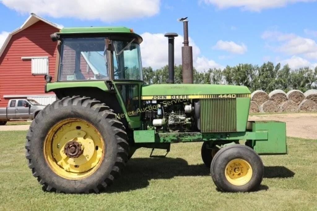 John Deere 4440 Equipment Image0