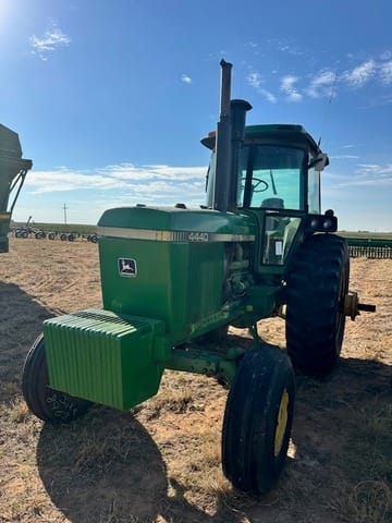 John Deere 4440 Equipment Image0
