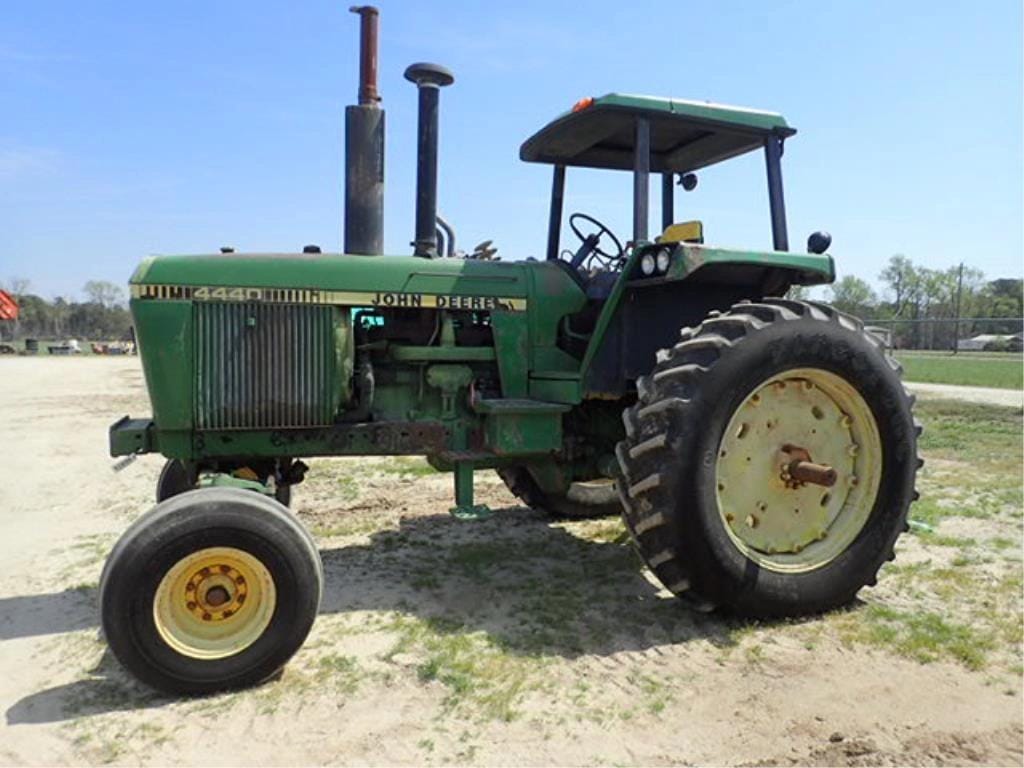 John Deere 4440 Equipment Image0