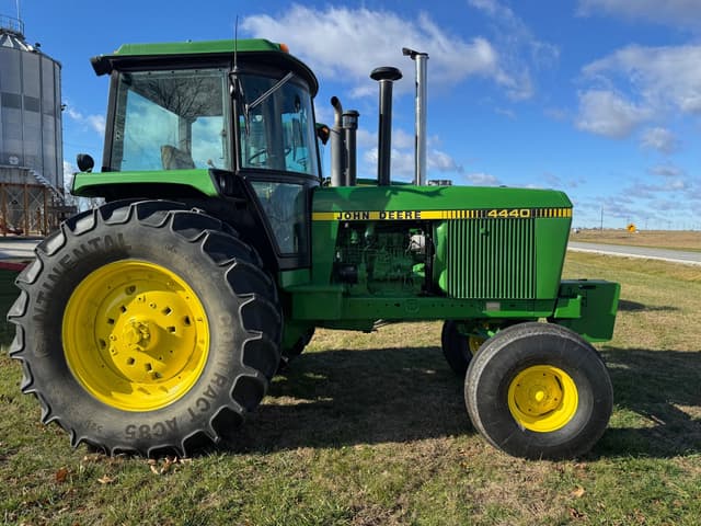 Image of John Deere 4440 equipment image 1