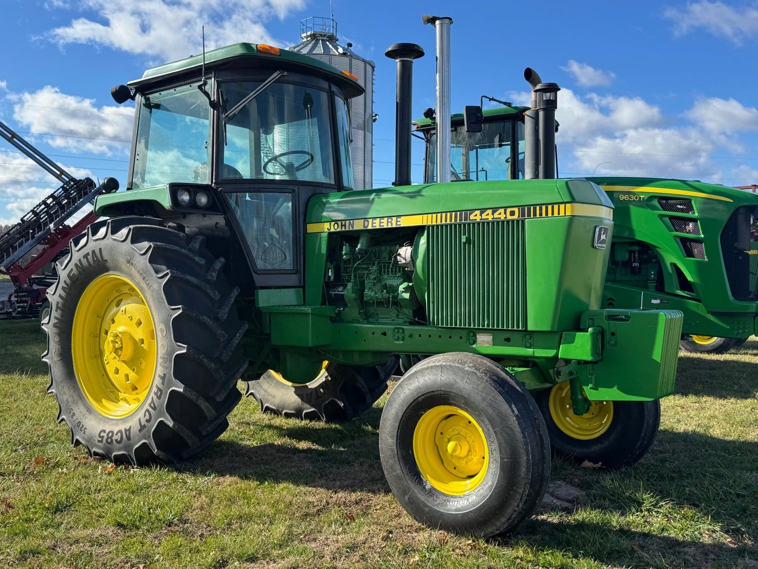 John Deere 4440 Equipment Image0