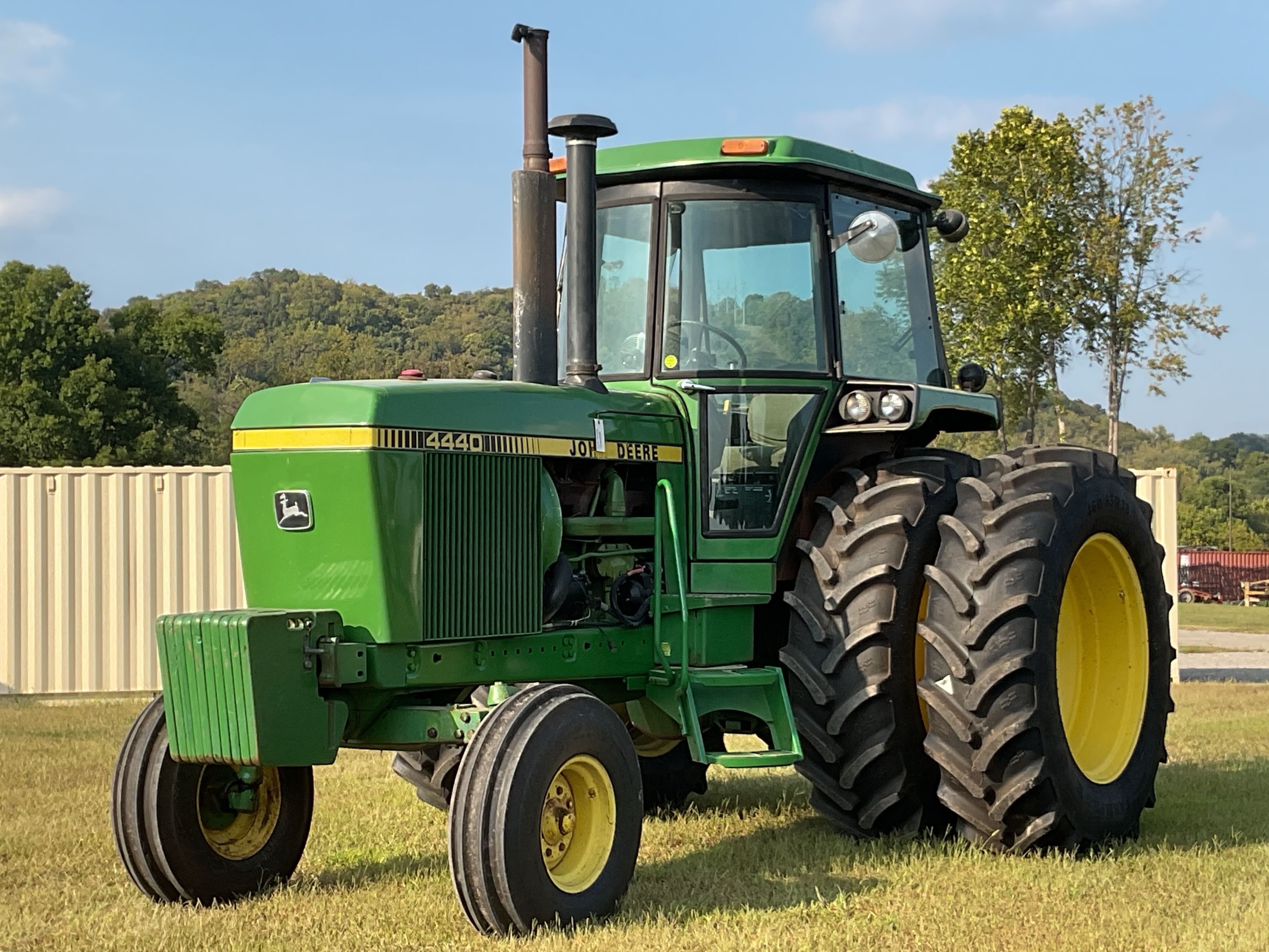 John Deere 4440 Equipment Image0
