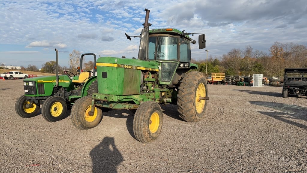 John Deere 4440 Equipment Image0