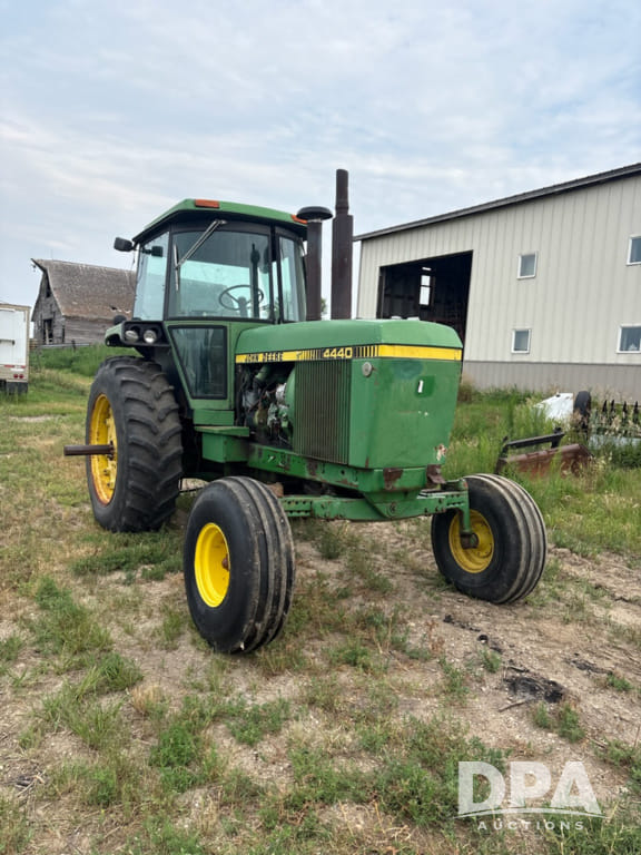 John Deere 4440 Equipment Image0