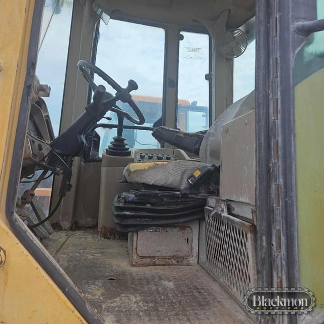 Image of John Deere 444H equipment image 4