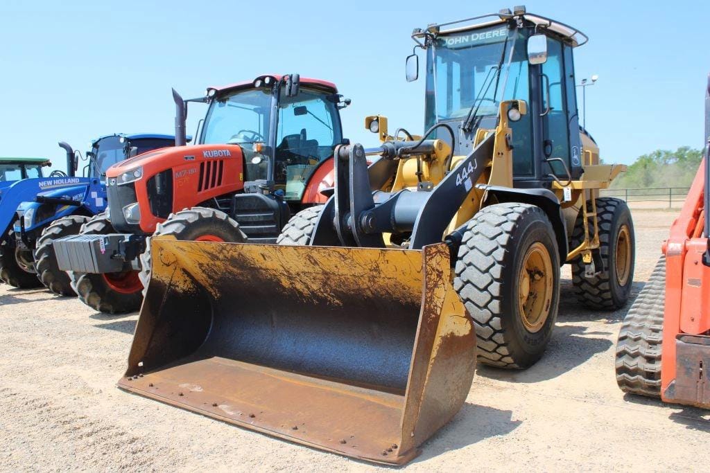 John Deere 444J Equipment Image0