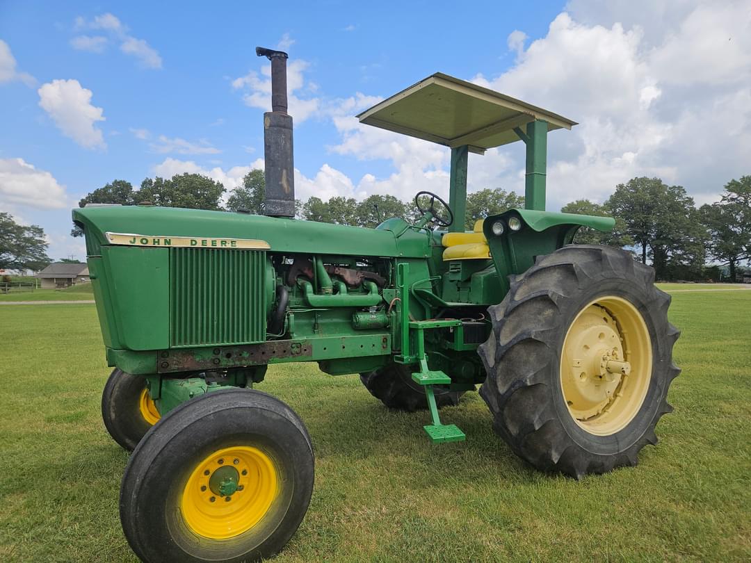Image of John Deere 4520 Primary image