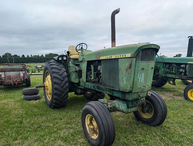 Image of John Deere 4520 equipment image 2