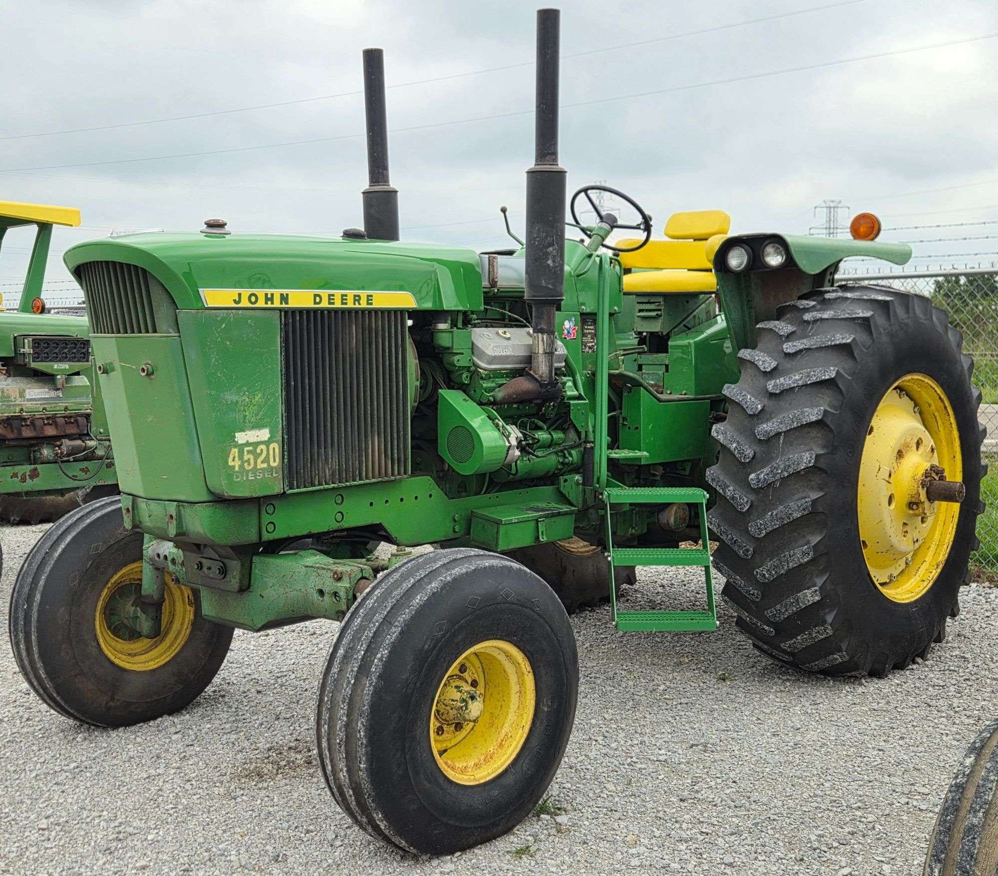 John Deere 4520 Equipment Image0