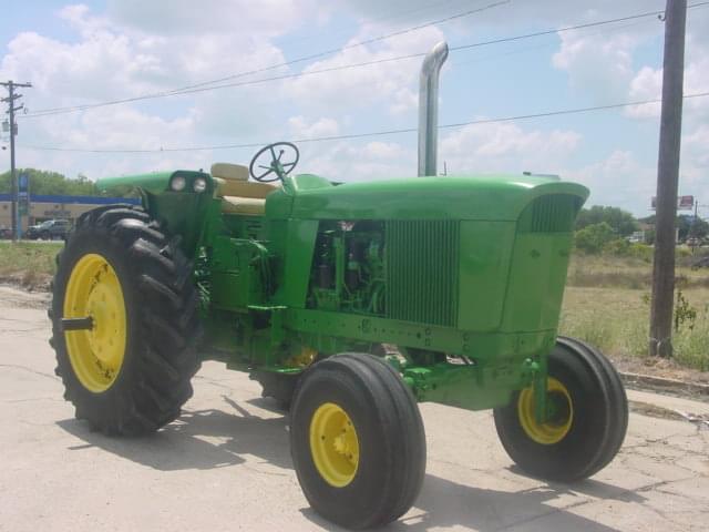 Image of John Deere 4520 Image 1