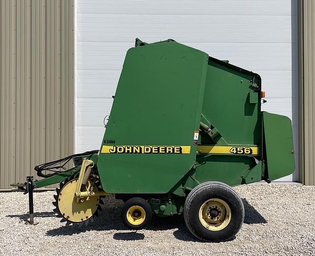 Image of John Deere 456 equipment image 3