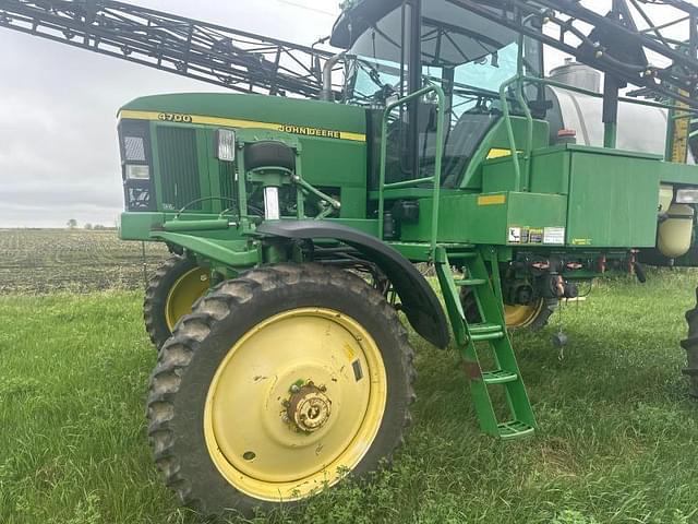 Image of John Deere 4700 equipment image 1