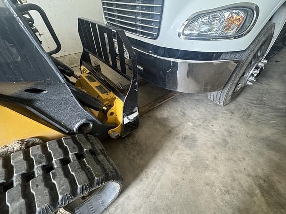 Image of John Deere Pallet Forks equipment image 2