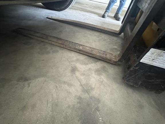 Image of John Deere Pallet Forks equipment image 3