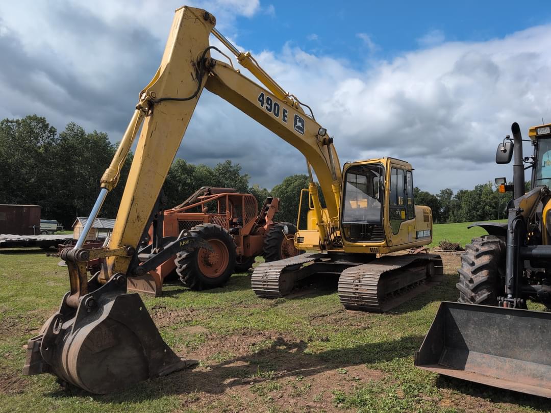 Image of John Deere 490E Primary image