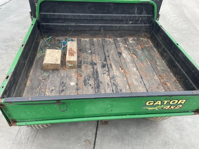 Image of John Deere Gator 4X2 equipment image 4