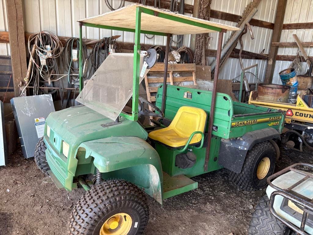 John Deere Gator 4X2 Equipment Image0