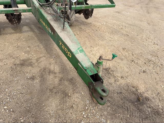 Image of John Deere 7200 equipment image 1