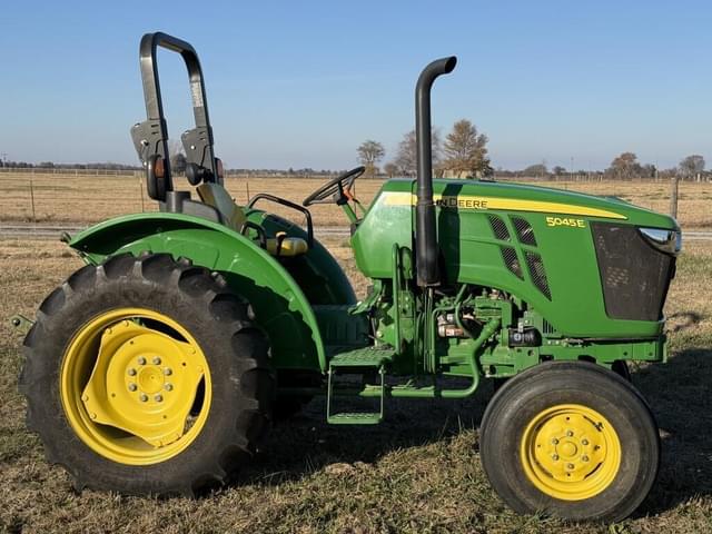 Image of John Deere 5045E equipment image 4