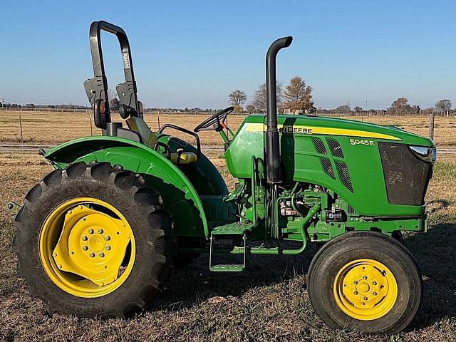 Image of John Deere 5045E equipment image 4