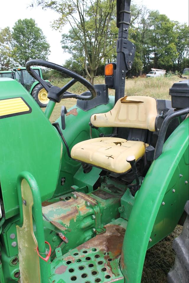Image of John Deere 5045E equipment image 4