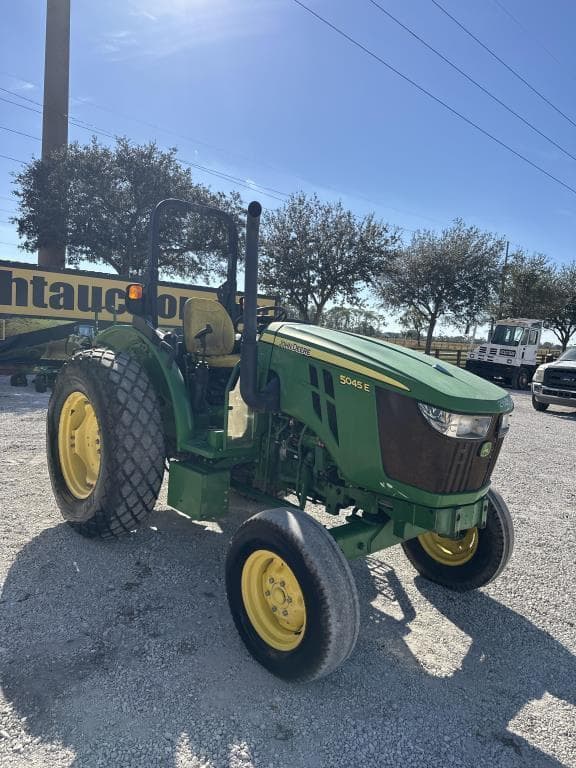 Image of John Deere 5045E equipment image 4