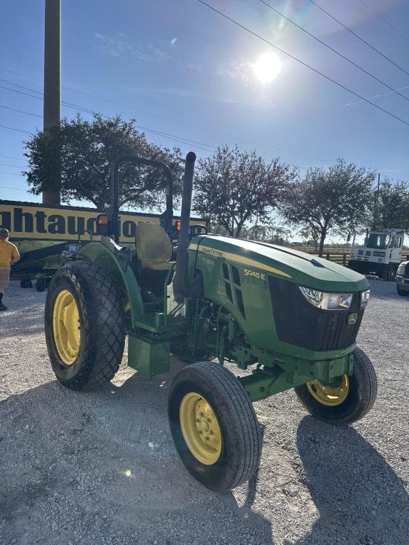 Image of John Deere 5045E equipment image 4