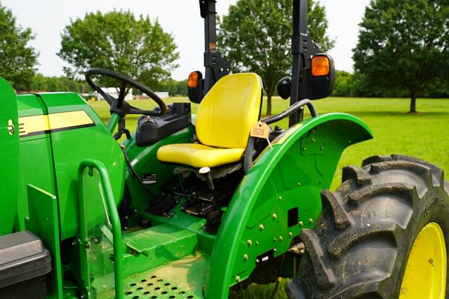 Image of John Deere 5045E equipment image 4