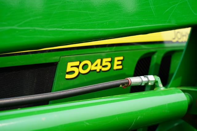 Image of John Deere 5045E equipment image 3