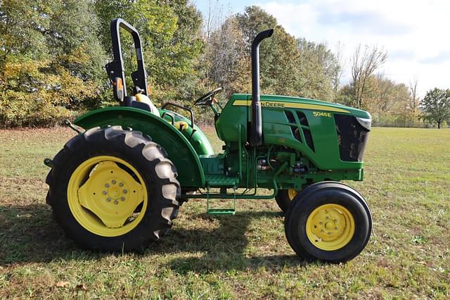 Image of John Deere 5045E equipment image 3