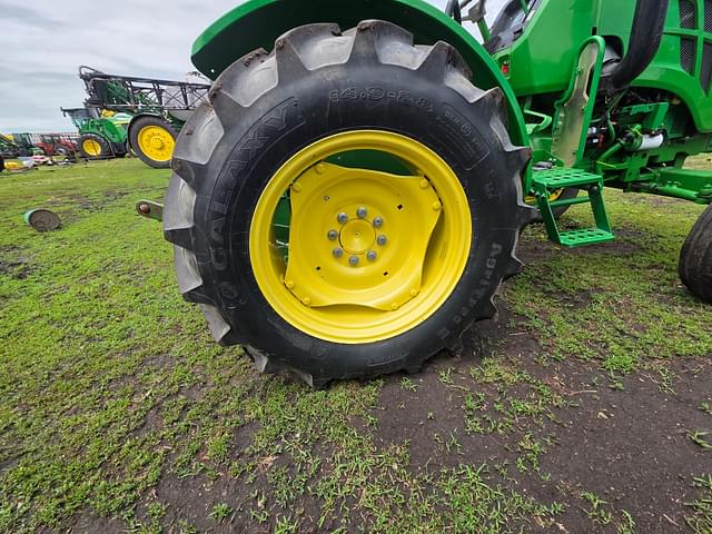 Image of John Deere 5045E equipment image 3