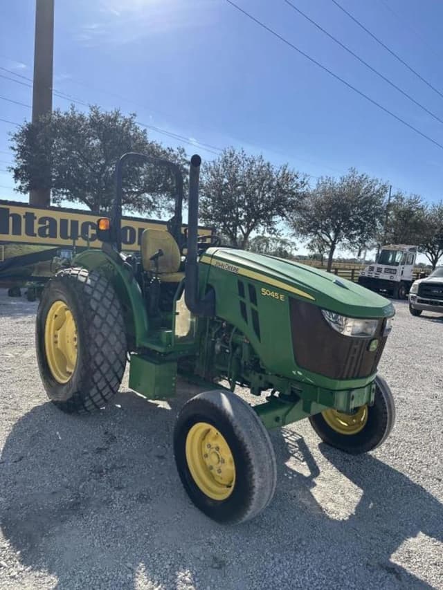 Image of John Deere 5045E equipment image 4