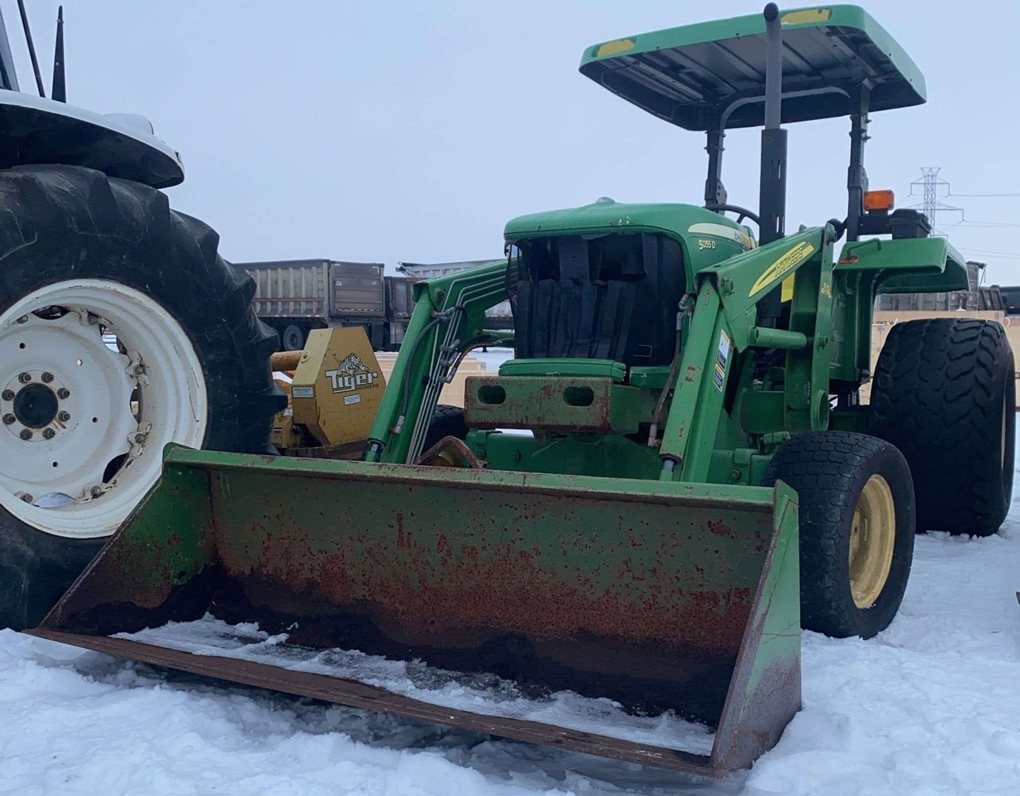 John Deere 5055D Equipment Image0