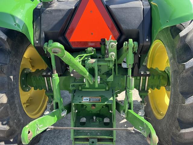 Image of John Deere 5055E equipment image 4