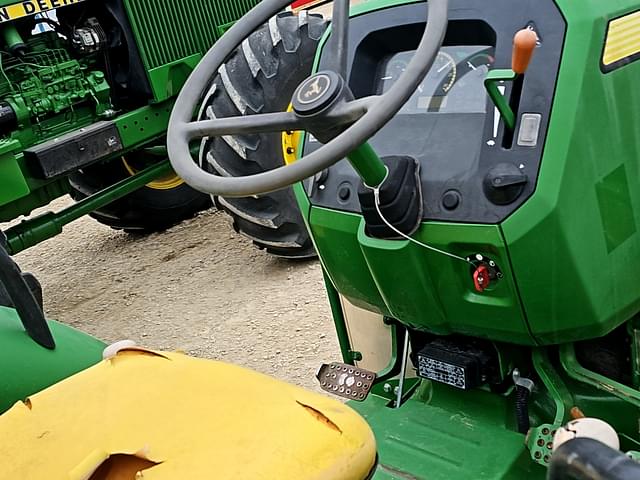 Image of John Deere 5055E equipment image 4