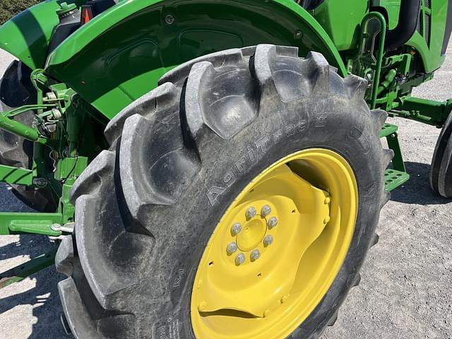 Image of John Deere 5055E equipment image 4