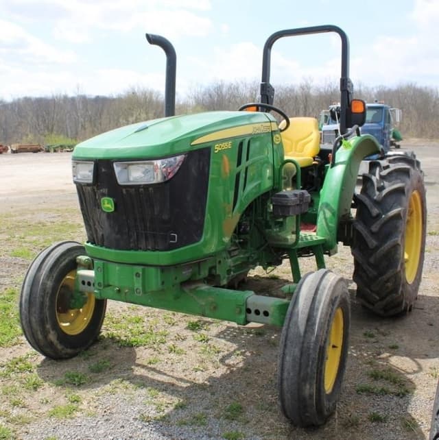 Image of John Deere 5055E equipment image 3