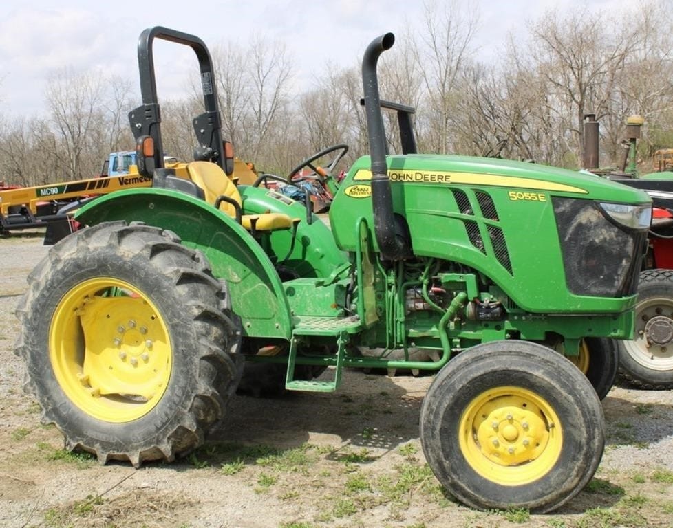 John Deere 5055E Equipment Image0