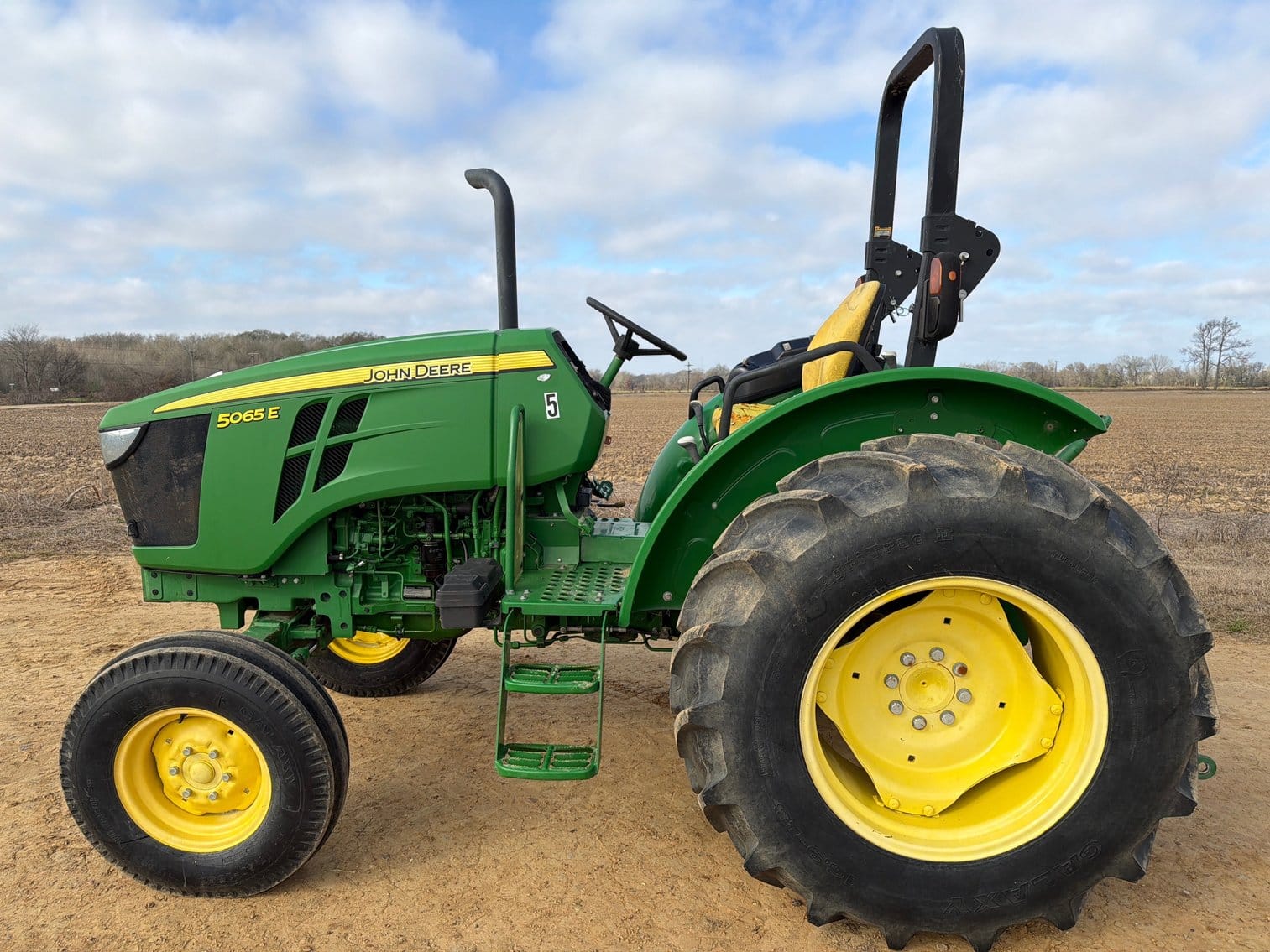 John Deere 5065E Equipment Image0