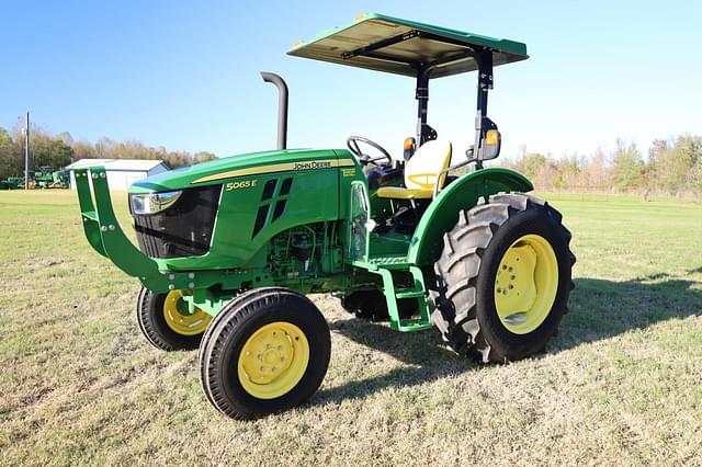 Image of John Deere 5065E equipment image 2