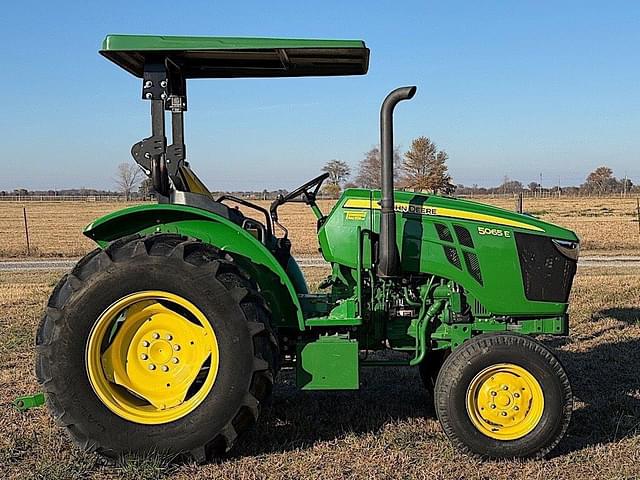 Image of John Deere 5065E equipment image 4