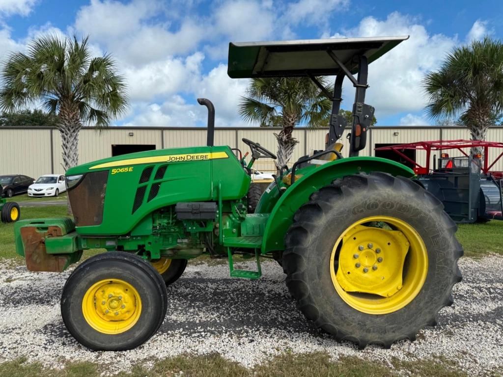John Deere 5085E Equipment Image0