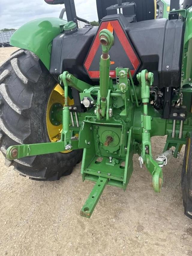 Image of John Deere 5065E equipment image 4